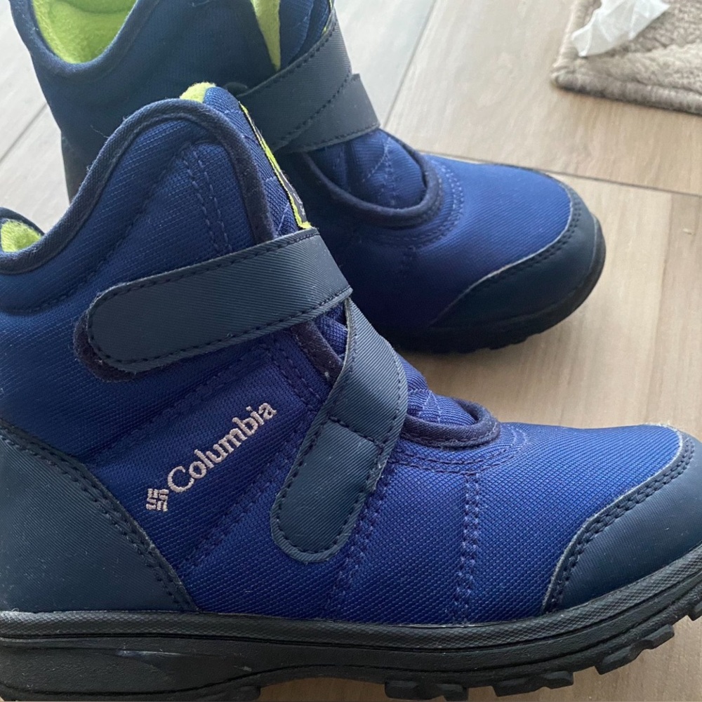 Columbia (Omni heat tech) boys ankle boots